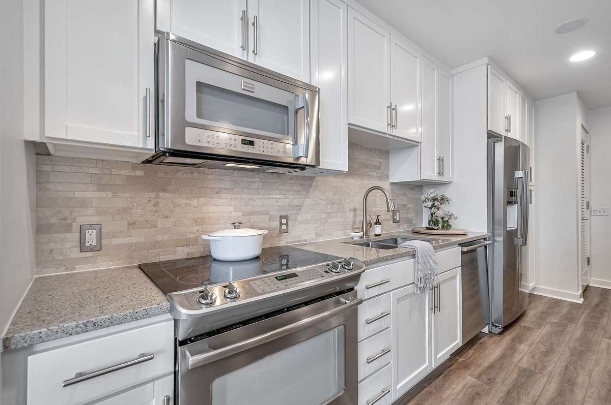 Super cute and well appointed kitchen ready for preparing meals and entertaining!