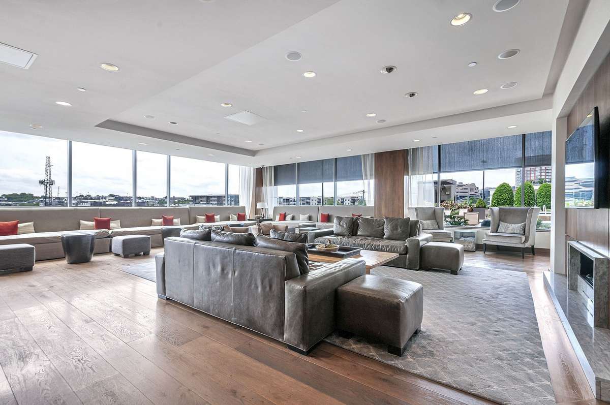 The sumptuously elegant residents' lounge on the 5th floor!