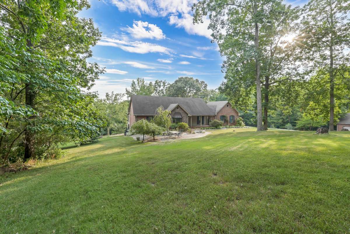 WELCOME HOME TO 911 STEPHEN DRIVE !