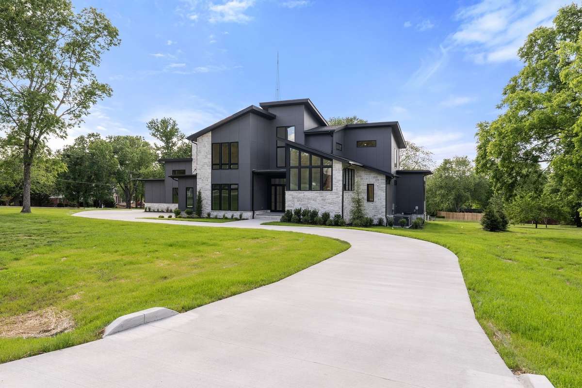 Impressive drive into the property