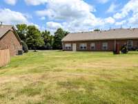 Private backyard to back up to gorgeous Tennessee greenery, next to walking path and Picnic pavilion. Backyard is blank slate for customization.