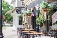 Minutes from Downtown Franklin. Shopping, Dinning, Live Music, and seasonal events!