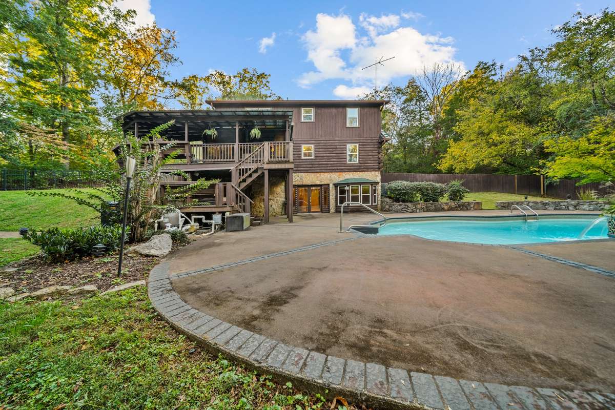Take in gorgeous sky views while being just minutes from BNA and the heart of Downtown Nashville!