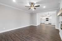 Example photos, colors and materials may vary.