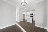 Example photos, colors and materials may vary.