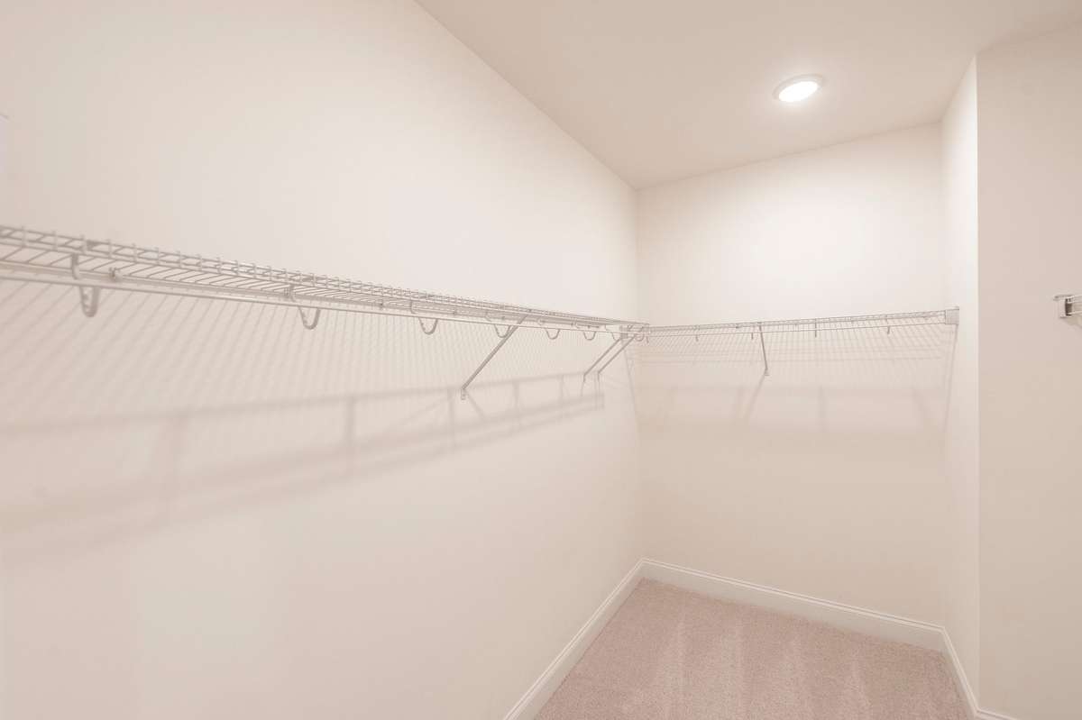 2 closets in the primary suite