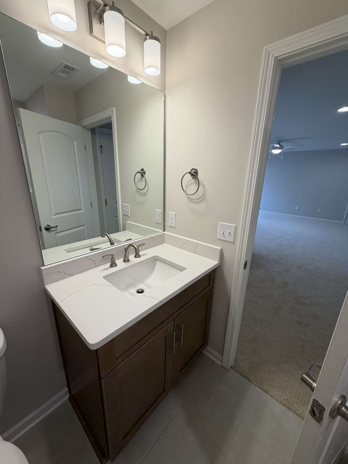 Upstairs full guest bath with a tub/shower