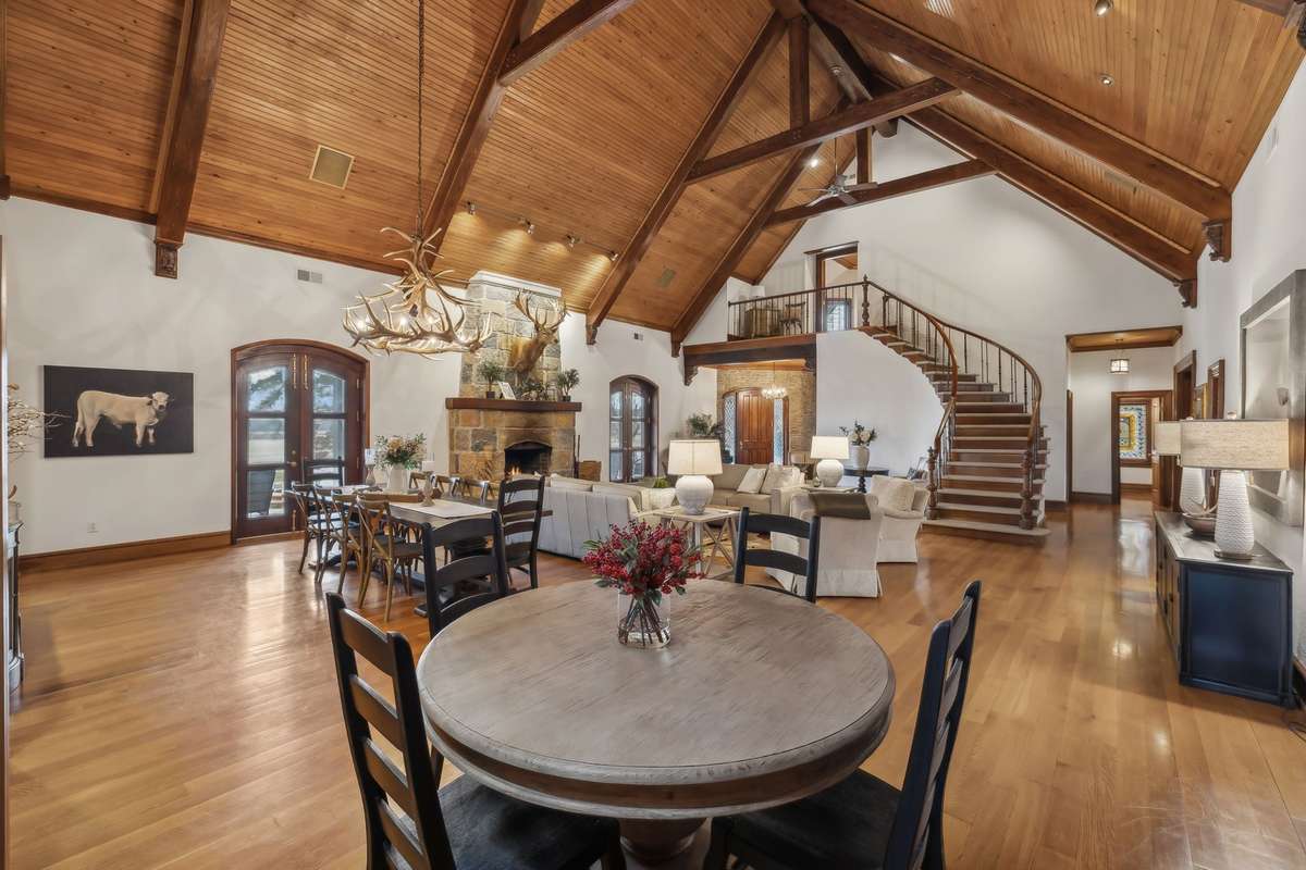 Living/Dining area and all furnishing can stay