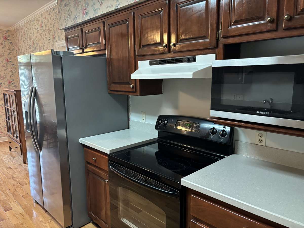 Make delicious dinners in your electric range and built-in microwave.