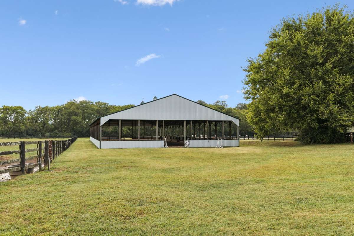 Covered riding area with Led lighting