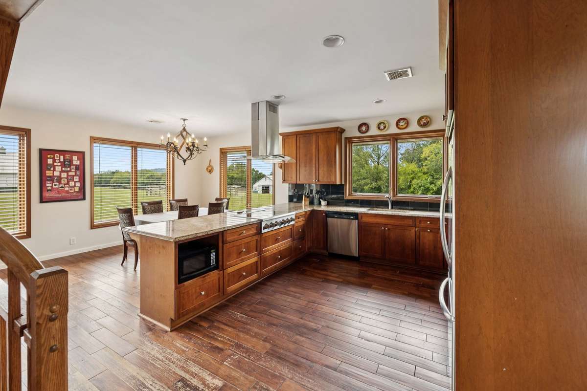 Large eat in kitchen with stainless appliances