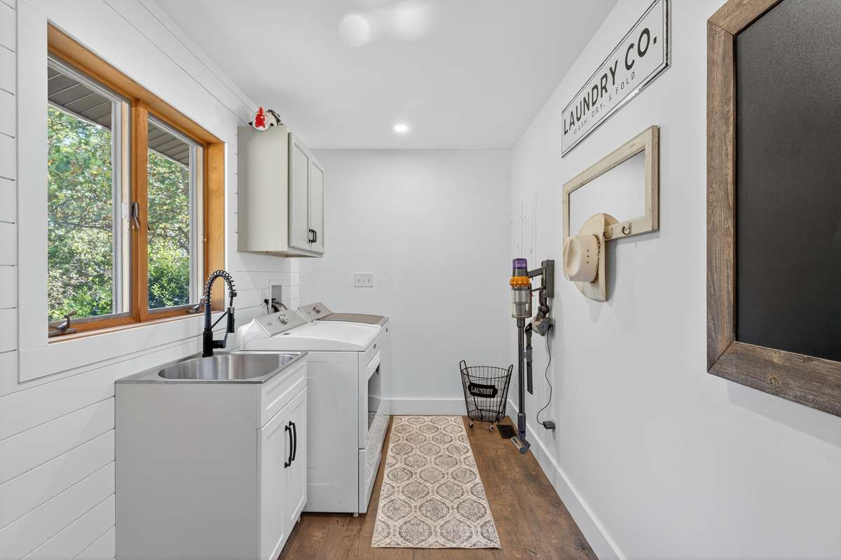 Another view of the laundry room.