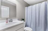 Full gust bath (2nd floor)