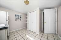 WALK IN LAUNDRY ROOM WITH UTILITY SINK