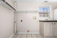WALK IN LAUNDRY ROOM