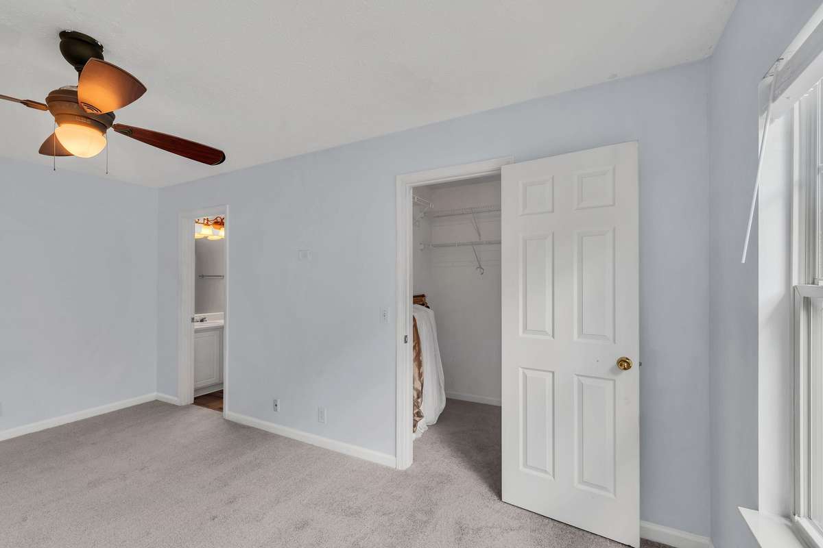 Great walk-in closet!!!!