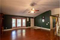 Bay window, nice finishes.