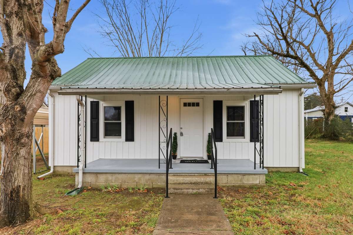 Front of 612 Maple ST, Manchester, TN 37355. Nice front porch and all new siding and windows