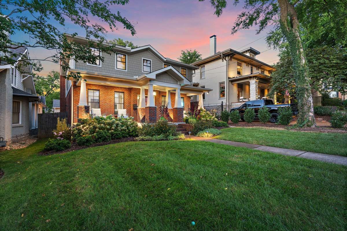 The perfect "Sidewalk Community," walkable to both Hillsboro Village to the west and Belmont/12South to the east, you're in the heart of it all.
