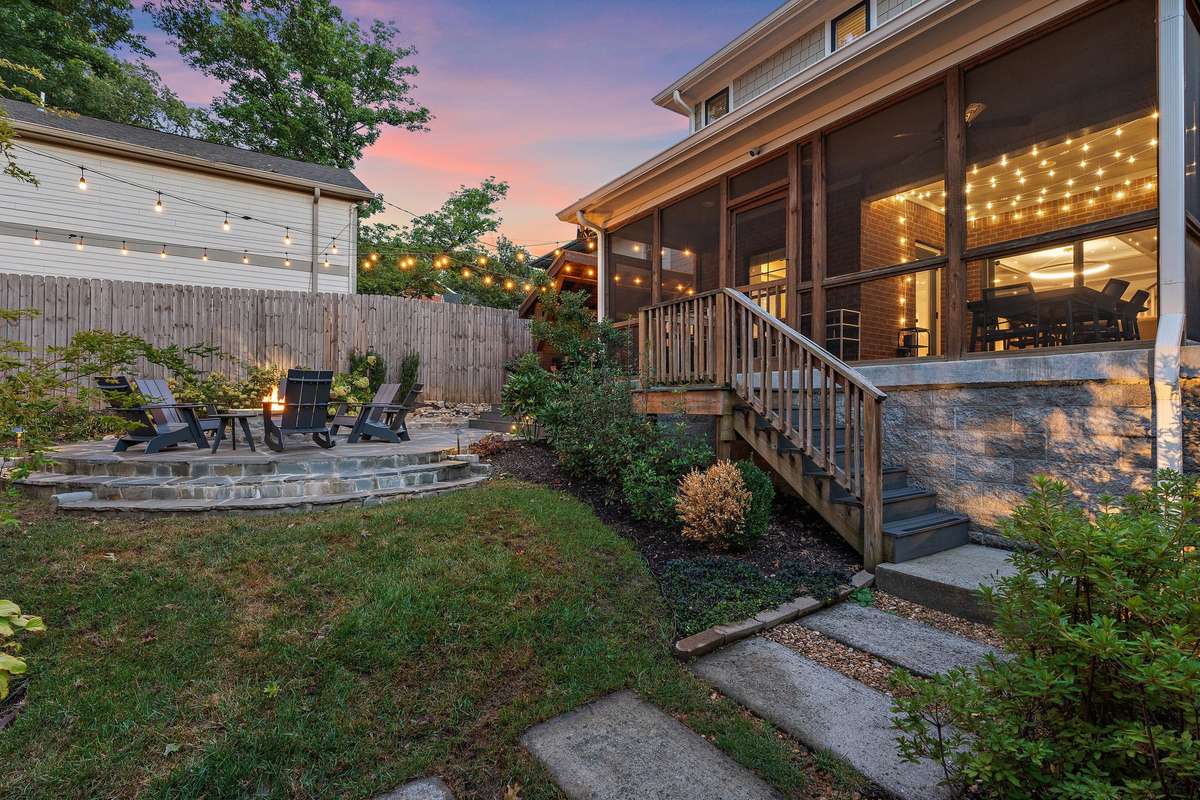 Very low-maintenance yard.