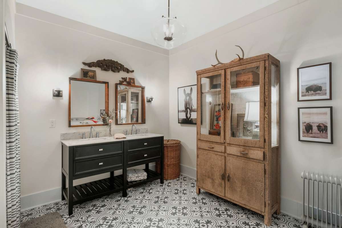 Full bathroom with laundry (that is not visible)