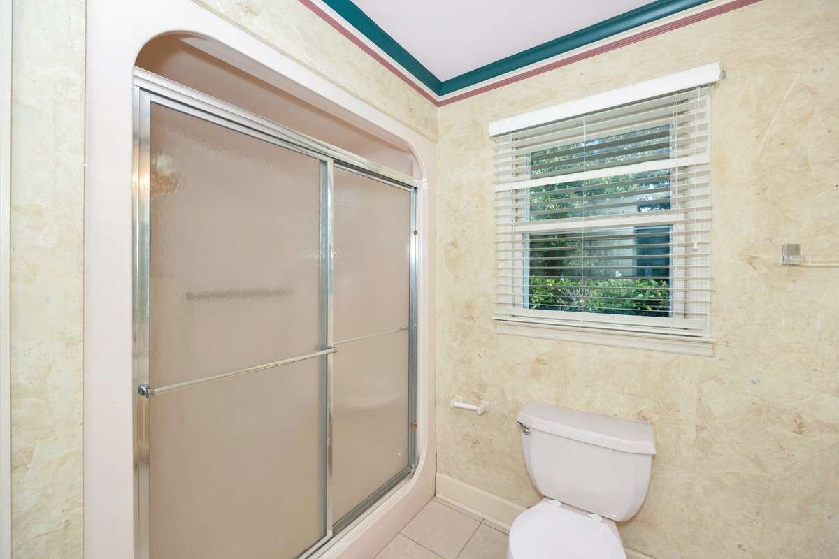 Full Bath- tile flooring, crown molding, tub/shower combo