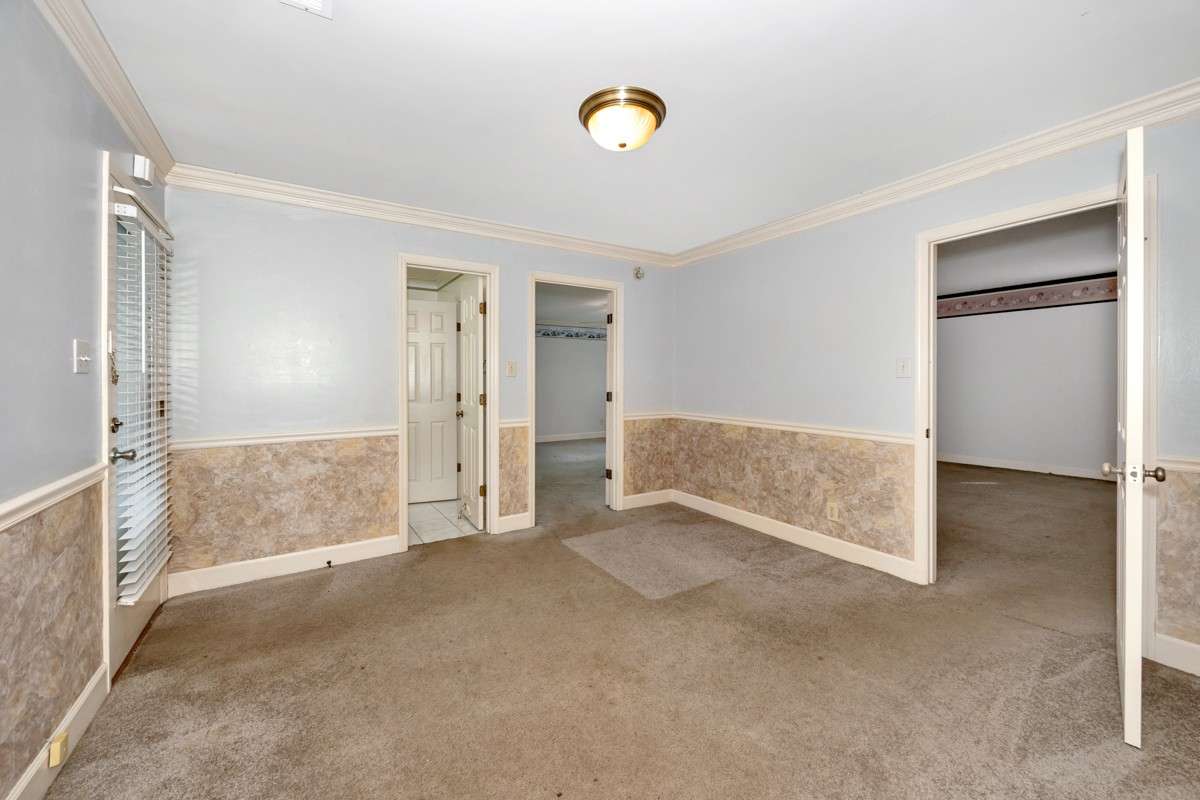 Bedroom- carpet, crown molding