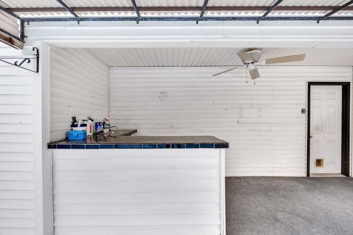 Poolhouse area