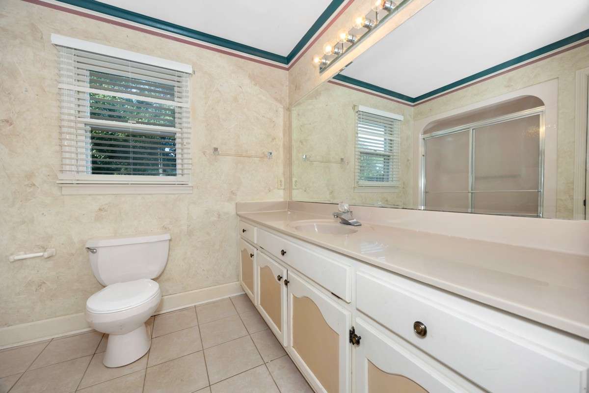 Full Bath- tile flooring, crown molding, tub/shower combo