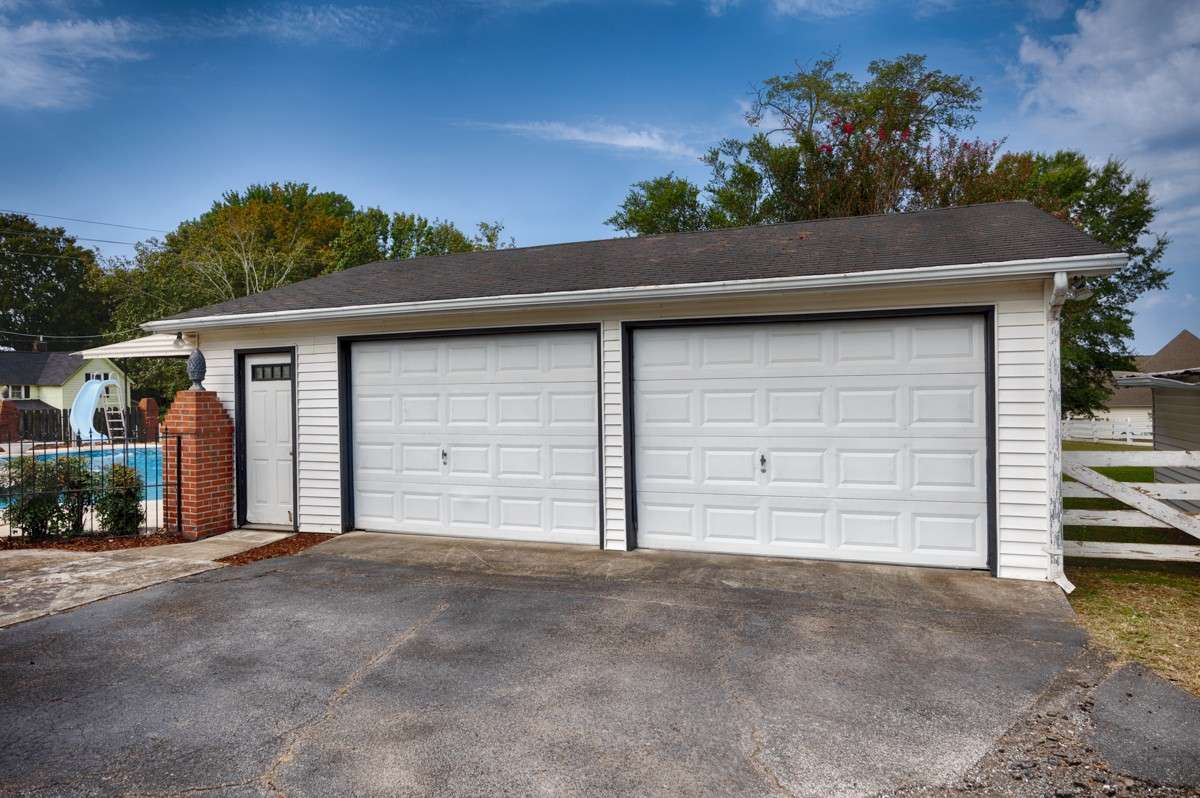 Detached 2-car garage