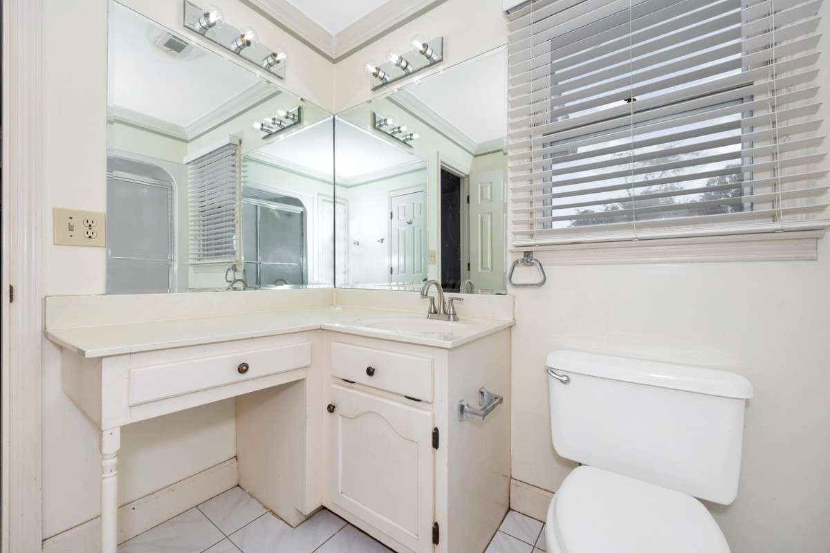 Full Bath- tile flooring, tub/shower combo, linen closet