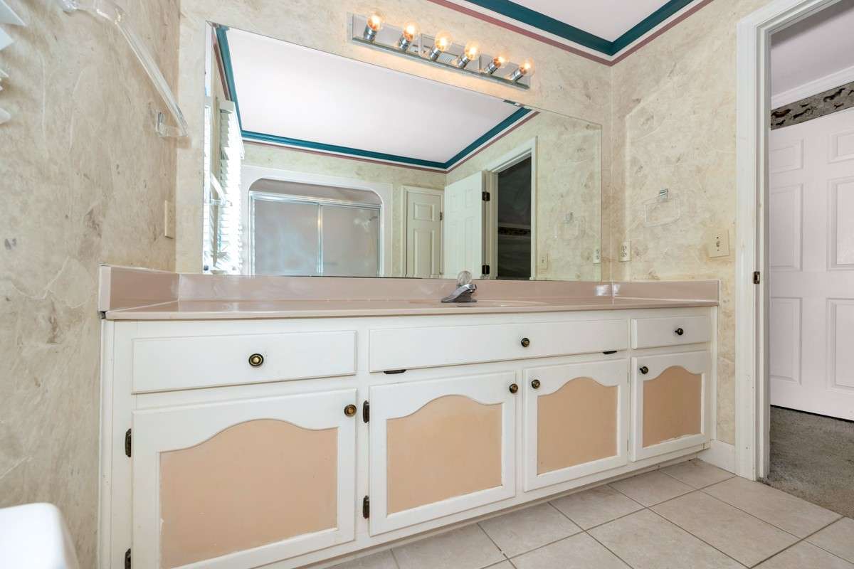 Full Bath- tile flooring, crown molding, tub/shower combo