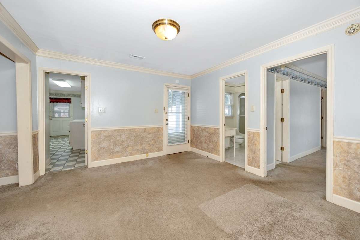 Bedroom- carpet, crown molding