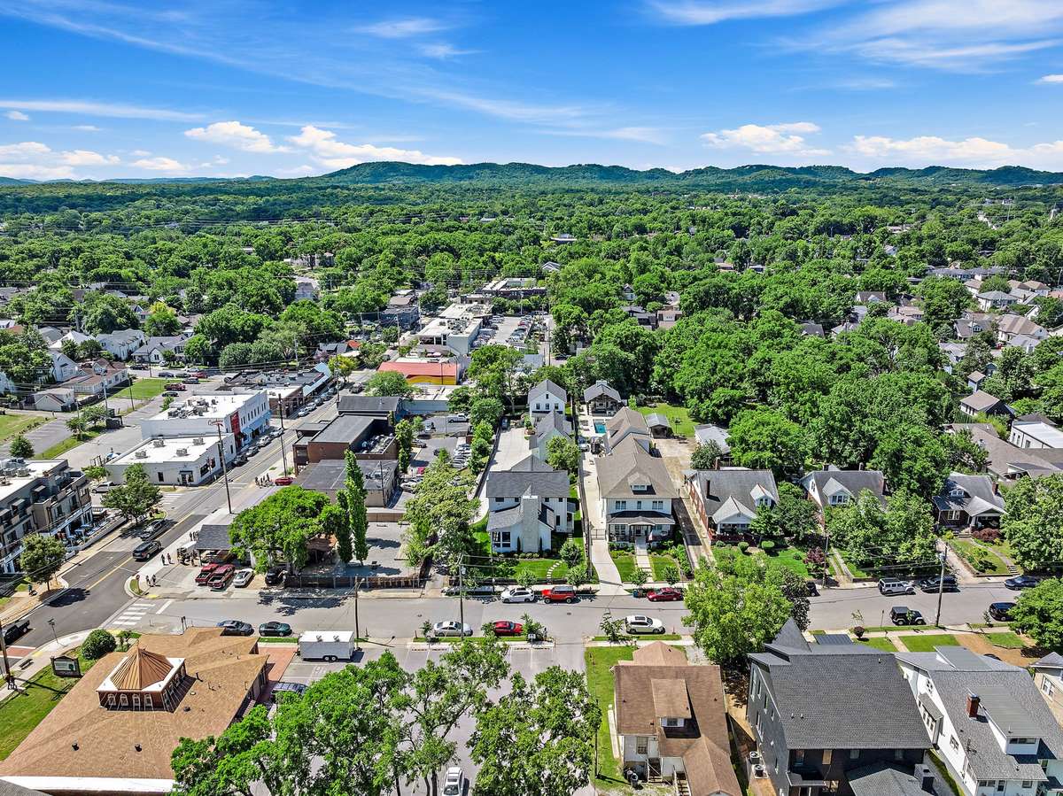 Surrounded by trees + minutes to Downtown Nashville!