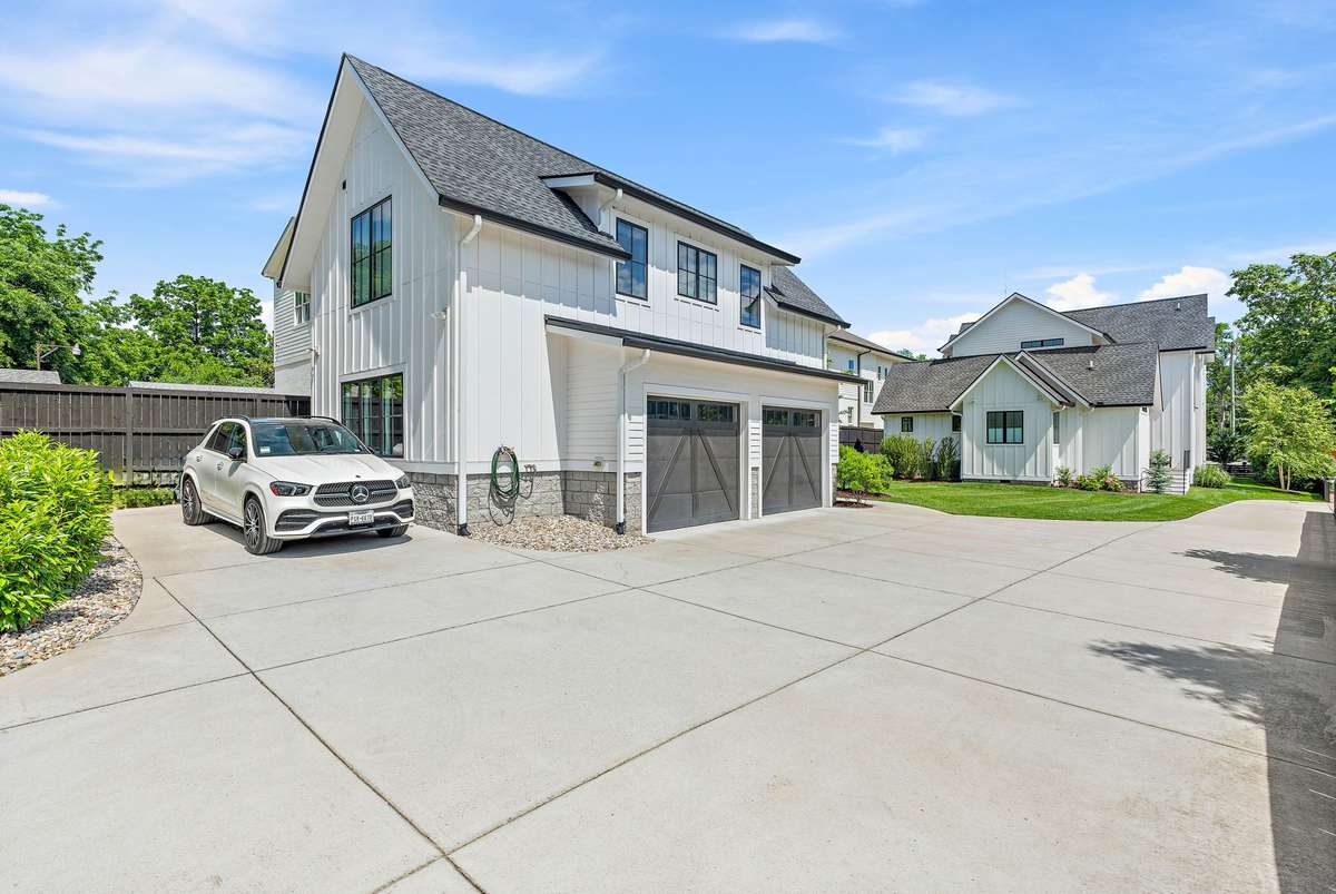 Private Driveway provides the always coveted parking for your visitors.