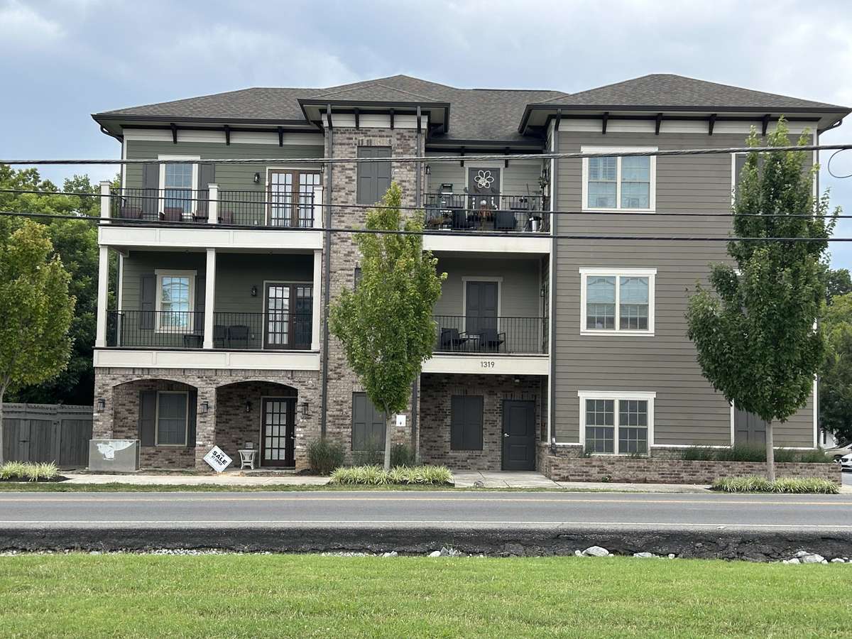 Very well-maintained condominium building directly across from the Williamson County complex. Easy walk to nearby restaurants and “the best ice cream shop in town, Paletos.