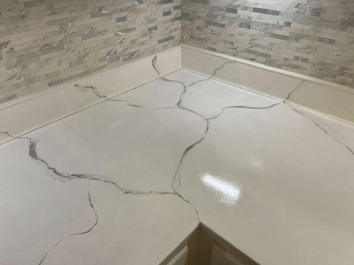 White/gray veined countertop