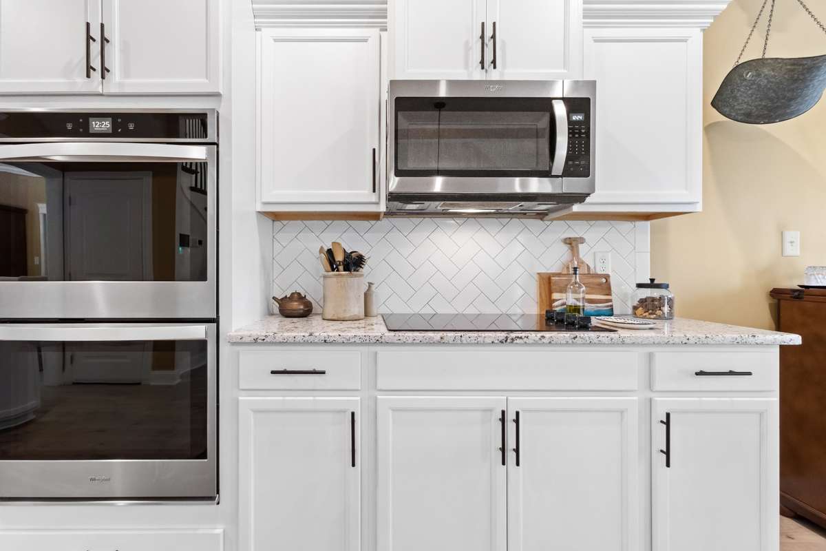 STAINLESS STEEL APPLIANCES THROUGHOUT