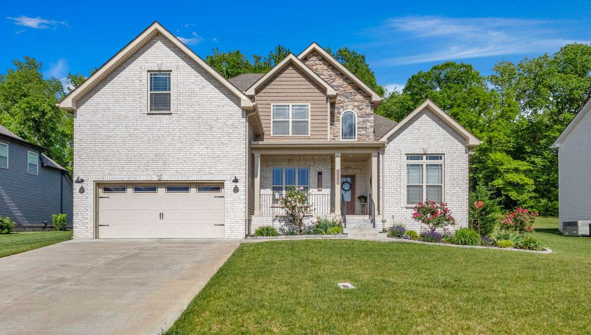 WELCOME HOME TO 1321 HIGHGROVE LANE !