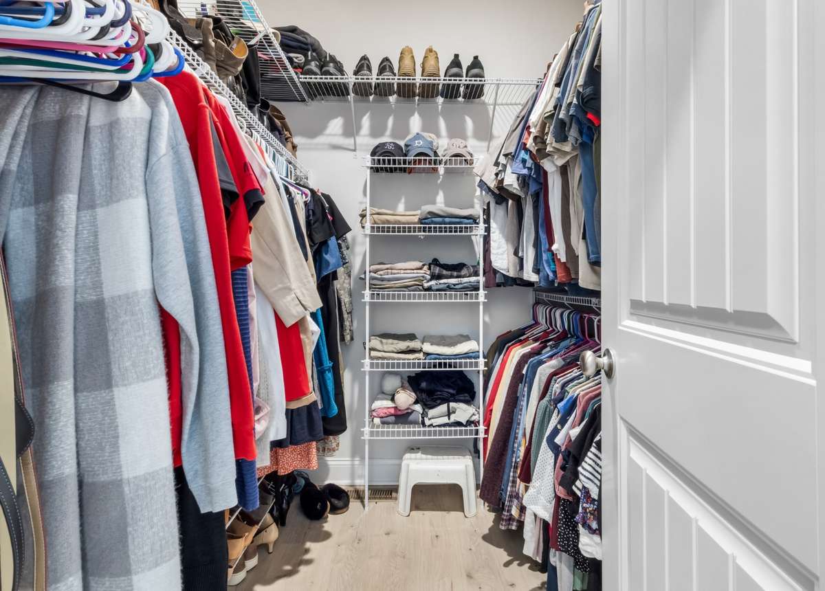 WALK-IN CLOSET