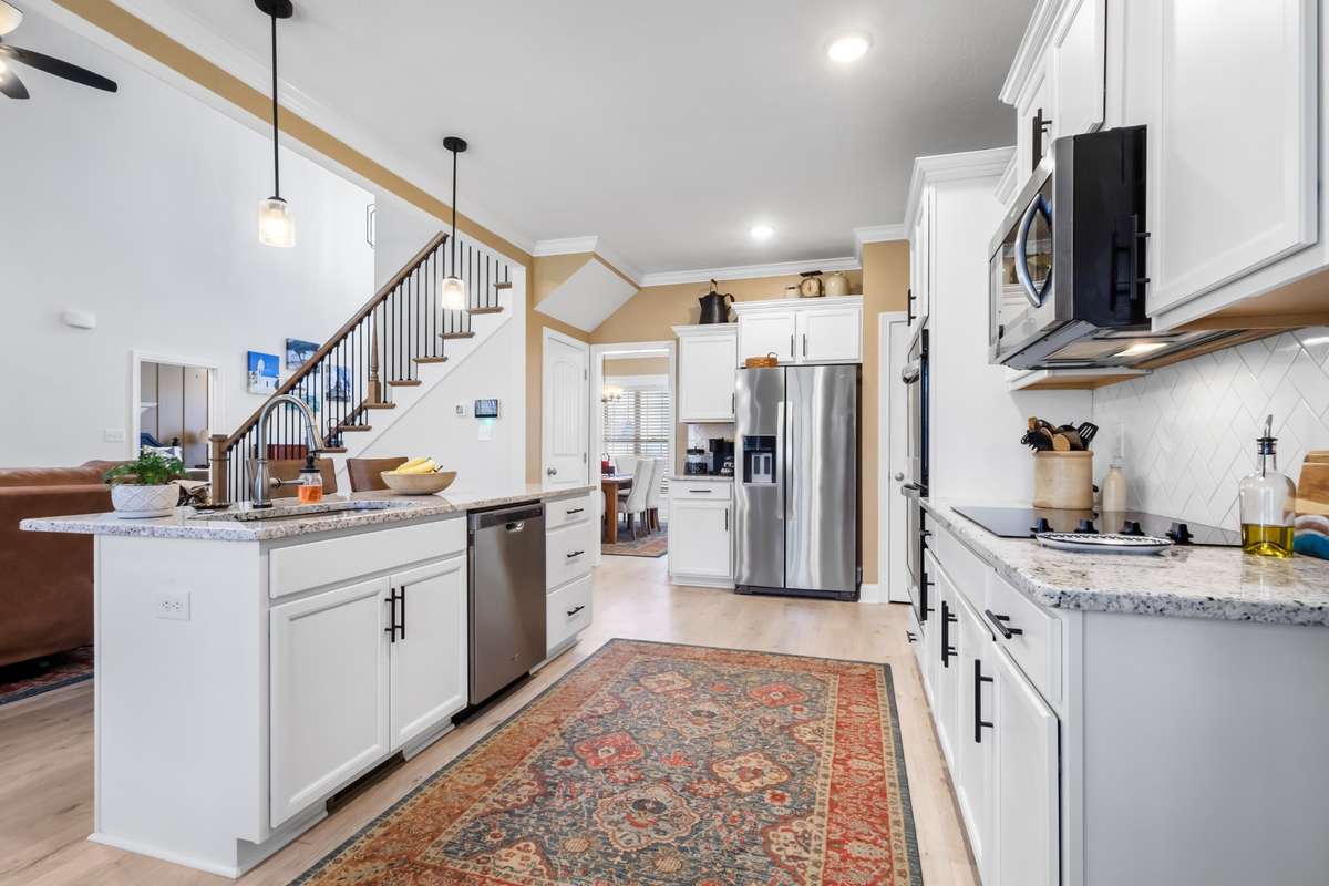 PLENTY TO CABINETS & COUNTER SPACE