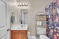 Upstairs hallway full bath