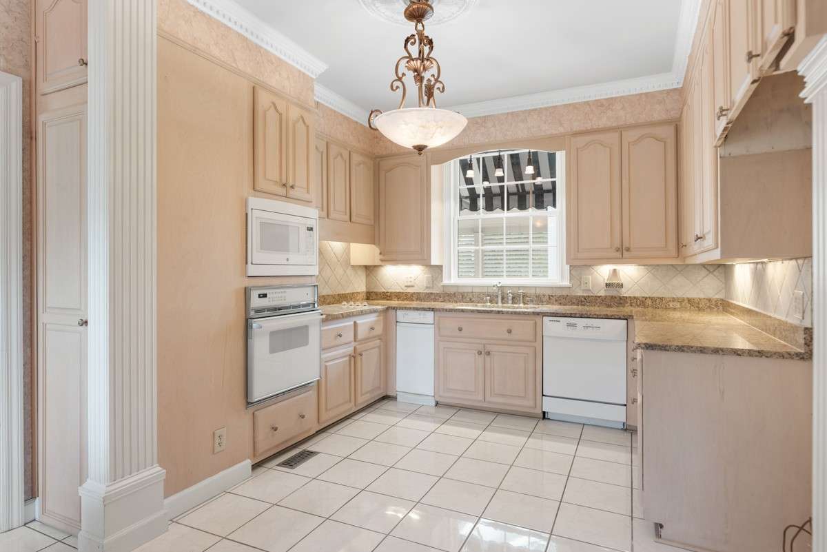 Kitchen- Fully renovated, Custom cabinetry , Granite Counters, Pantry Storage, Tiled flooring