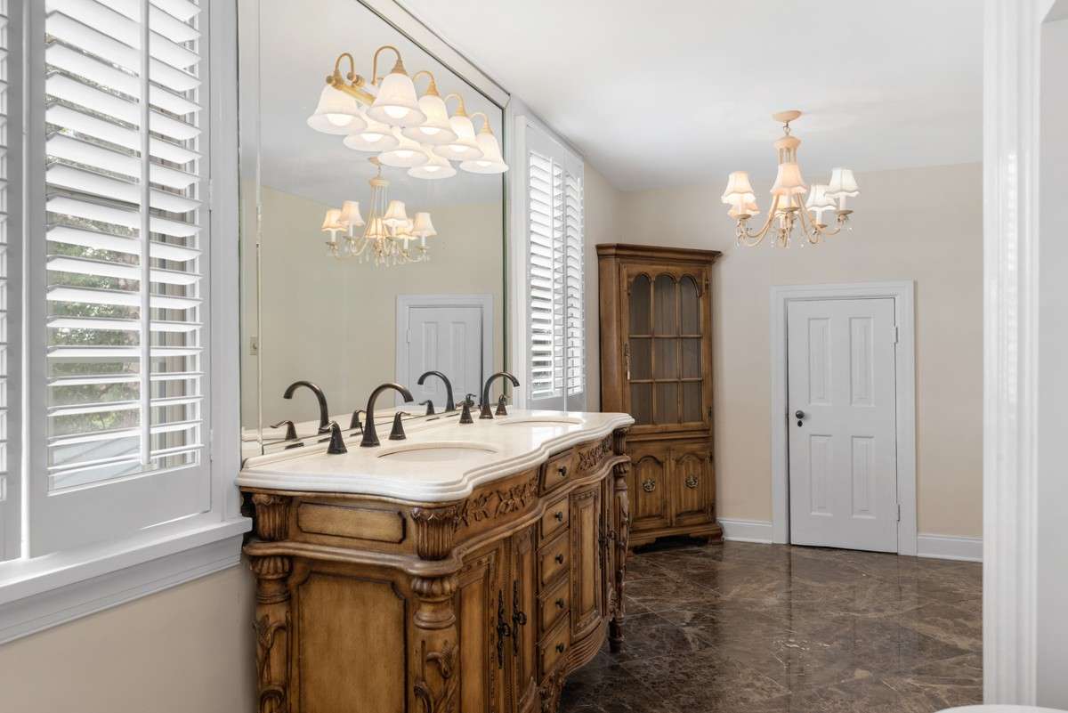 Lengthy and elongated hidden Closet straight ahead leaves the Polished bathroom undisturbed