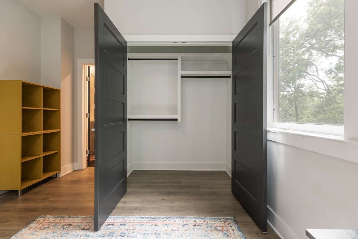 A look at he closet space/shelving.