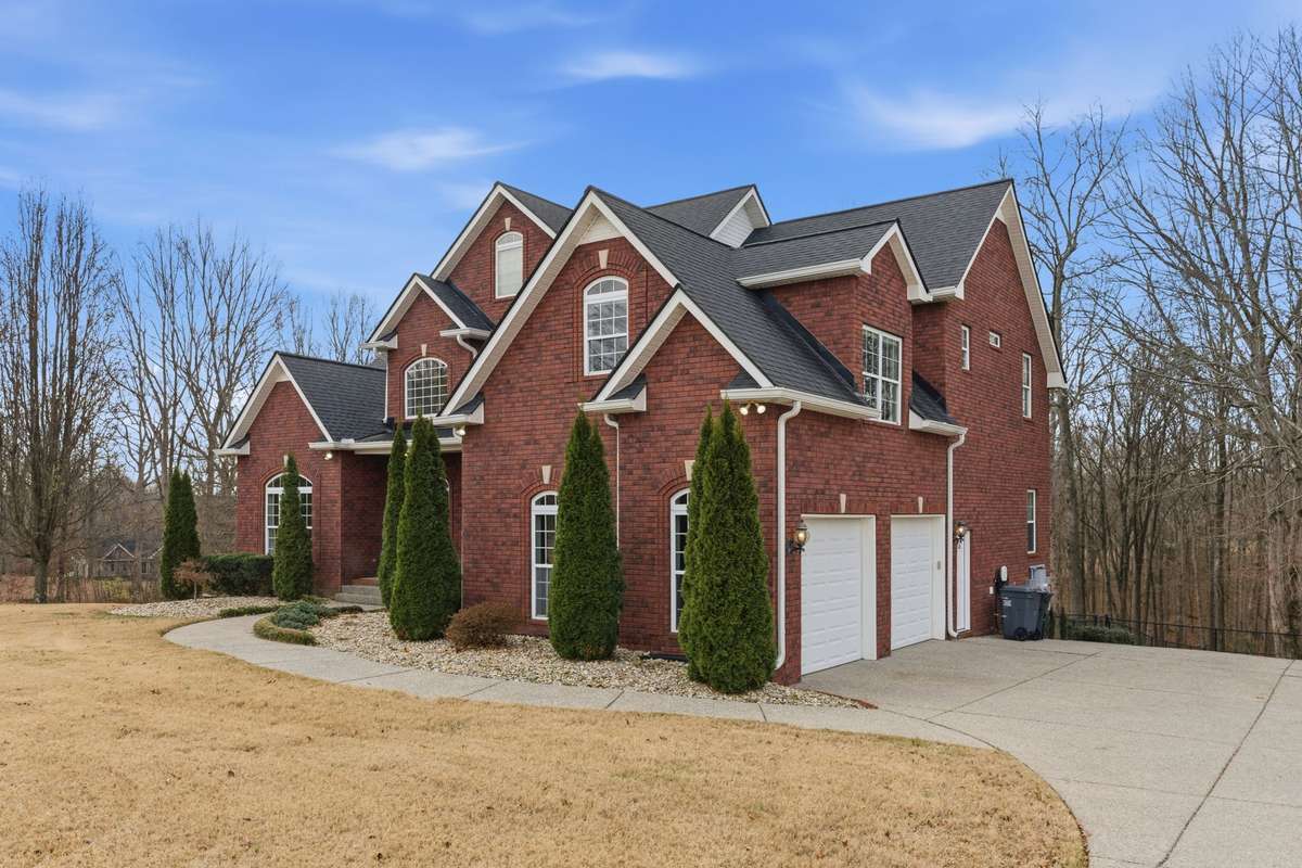 Welcome home to 1014 Alameda Dr, a stunning all-brick estate in the prestigious Dogwood Springs neighborhood on the Gallatin side of Portland—just minutes to Highway 109 and all the amenities of Gallatin, while still feeling tucked away and peaceful.