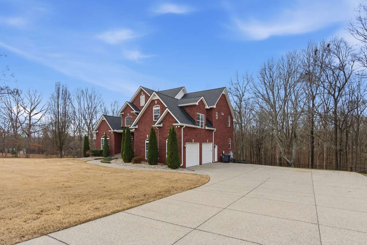 Welcome home to 1014 Alameda Dr, a stunning all-brick estate in the prestigious Dogwood Springs neighborhood on the Gallatin side of Portland—just minutes to Highway 109 and all the amenities of Gallatin, while still feeling tucked away and peaceful.