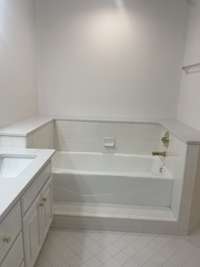 Primary Bedroom en suite bath