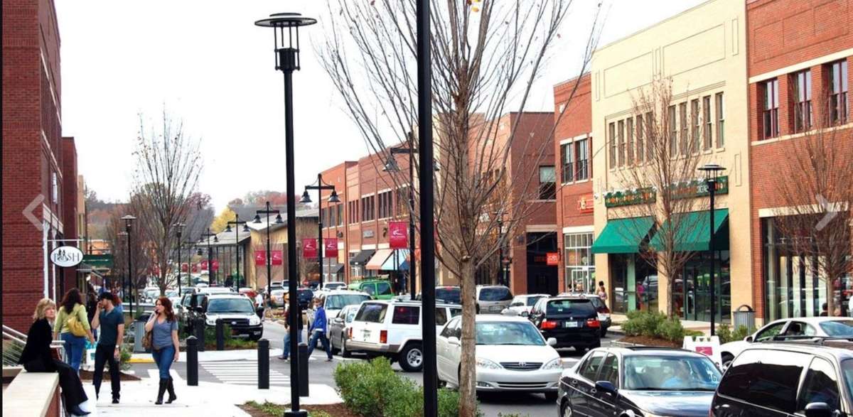 Nashville’s best restaurants and shopping only minutes away