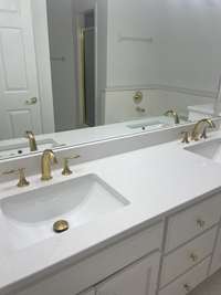 Primary Bedroom en suite bath